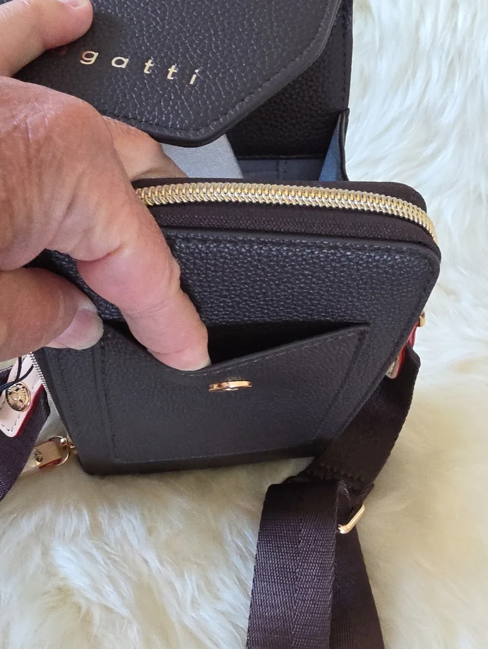 Beautiful NWT Bugatti Chocolate Brown N/S Phone Crossbody Bag 🤎🍫💛🎁